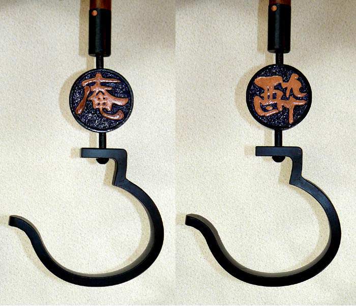 時代提げ物 人物根付 天然素材 【牛若丸と弁慶】高さ約3.5cm 重さ約13ｇ D094 鉄錆地六十二間筋兜 銘 根尾正信作Tetsu Sabiji 62ken
